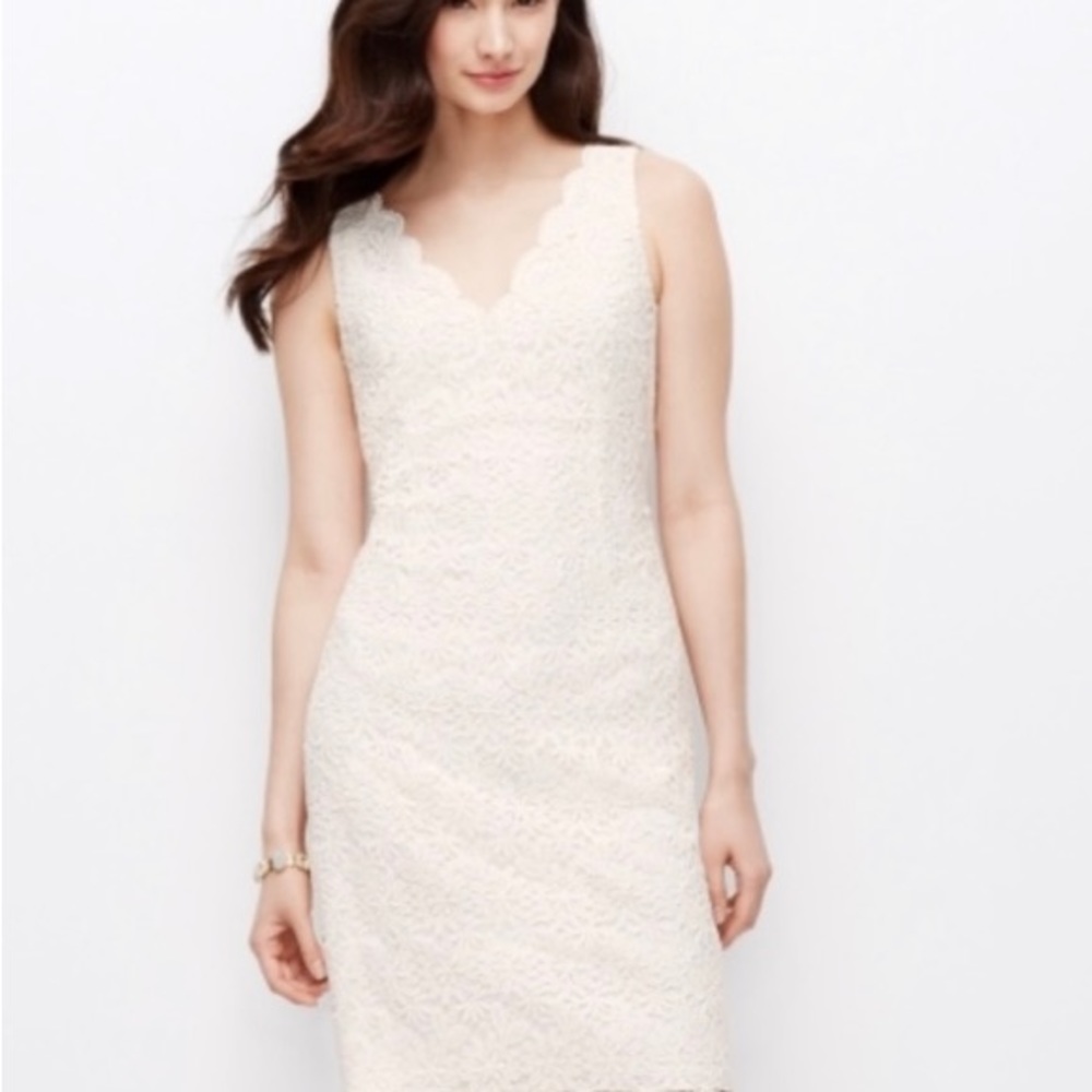 ANN TAYLOR Scalloped Lace Dress
White Size 8